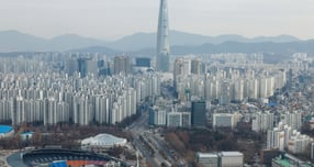 양질의 일자리 부족 등 지방의 고용 한계가 청년들의 서울행을 가속화하고 있다. 지역 특성에 따른 산업 육성과 일자리 전략을 마련해 균형발전 거점 역할을 수행해야 한다. 사진은 서울 강남구 트레이드타워에서 본 도심 아파트 단지. /사진=뉴스