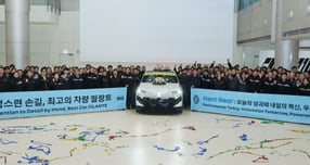 21일 르노코리아 부산공장에서 개최한 르노 필랑트(FILANTE) 1호차 생산 기념 행사에서 임직원들이 기념 사진을 촬영하고 있다. /사진=르노코리아