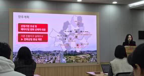 서울시가 양재·개포 ICT 특정개발진흥지구를 신규 지정하고 성수 IT 산업·유통개발진흥지구를 육성하겠다는 계획을 22일 발표했다. 사진은 이날 김설희 경제실 창조산업기획관이 서울시청에서 관련 브리핑을 하는 모습. /사진=이화랑 기자