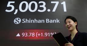 코스피 지수가 사상 처음으로 5000포인트 고지를 밟은 데 대 여당인 더불어민주당은 "이재명 정부의 경제 성과가 입증됐다"며 일제히 환영의 뜻을 밝혔다. 사진은 22일 오전 서울 중구 신한은행 본점 로비에 전광판에 코스피지수가 장중 5000을 돌파하고 있는 모습. /사진=뉴스