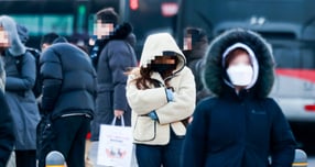 23일 최저기온이 영하 19도까지 떨어지며 추운 날씨가 이어질 예정이다. 사진은 지난 22일 서울 종로구 세종대로사거리에서 두터운 옷차림을 한 시민들이 신호를 기다리는 모습. /사진=뉴스