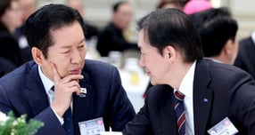 정청래 더불어민주당 대표와 조국 조국혁신당 대표가 지난 1월2일 청와대 영빈관에서 열린 2026년 신년인사회에서 대화를 나누고 있다. / 사진=뉴시스