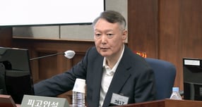 내란 특검팀(특별검사 조은석)은 22일 체포 방해와 국무위원 심의권 침해 등 혐의를 받는 윤석열 전 대통령이 1심에서 징역 5년을 선고받은 데 대해 항소했다.사진은 지난해 9월 서울 서초구 서울중앙지방법원에서 열린 윤석열 전 대통령에 대한 '특수공무 집행 방해, 직권남용 권리행사 방해 혐의' 재판에 참석한 윤석열 전 대통령. /사진=뉴시스 (사진=서울중앙지방법원 제공 영상 캡처)