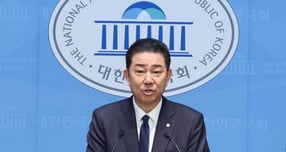 김병기 무소속 의원의 차남 숭실대 편입 특혜 의혹과 관련해 경찰이 김 의원 차남이 다녔던 업체에 대한 압수수색을 진행했다. 사진은 김 전 의원이 지난 19일 서울 여의도 국회 소통관에서 ‘공천헌금’의혹 관련 입장 발표를 한 모습. /사진=뉴시스