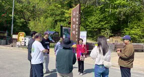 안성시 금북정맥에서 문화관광해설사가 관광객들에게 설명하고 있다. /사진제공=안성시