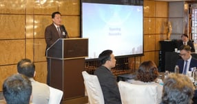 이재준 수원시장이 지난 21일 홍콩 현지에서 첨단기업들을 대상으로 수원경제자유구역에 대해 소개하고 있다. /사진제공=수원시