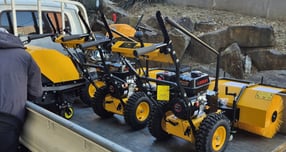 눈을 밀어내는 힘이 강한 주행형 제설기. /사진제공=군포시 