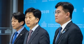 코스피 지수가 사상 처음으로 장중 5000포인트를 돌파한 가운데 당정이 자본시장 체질 개선을 더욱 속도감 있게 추진하겠다는 공감대를 형성한 것으로 전해졌다. 사진은 오기형 더불어민주당 코스피5000 특별위원장이 22일 서울 여의도 국회 소통관에서 코스피 5000 돌파 청와대 초청 오찬을 마친 후 브리핑을 하고 있는 모습. /사진=뉴스