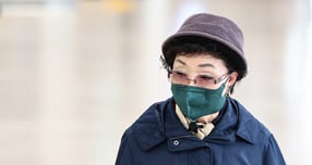 윤석열 전 대통령 장모 최은순씨가 지난해 개인 체납액 전국 1위를 기록한 가운데 과징금 25억원을 내지 않아 본인 소유 부동산이 공매로 넘어갈 전망이다. 사진은 윤석열 전 대통령의 부인 김건희 여사의 모친 최은순씨 모습. /사진=뉴스