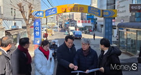 서울 용산전자상가 일대 재개발을 둘러싸고 주택 비중을 대폭 늘려달라는 요구가 22일 공개적으로 제기됐다. 사진은 이날 오세훈 서울시장이 용산전자상가 일대를 시찰하는 모습. /사진=이화랑 기자