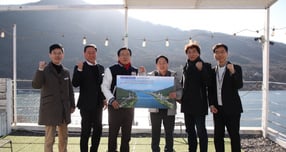  이현재 하남시장(왼쪽서 3번째)과 주광덕 남양주시장(오른쪽서 3번째)이 22일 양 시가 공동으로 추진 중인 '하남시-남양주시 상생협력 기반 한강 수변 친환경 연계 발전 방안 공동 연구 용역' 보고회를 개최하고 현장에서 단체사진을 찍고 있다. /사진제공=하남시