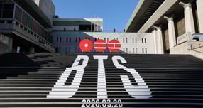 서울시가 22일 하이브·빅히트 뮤직 등이 신청한 'BTS 2026 Comeback Show @ Seoul' 공연에 대해 조건부 사용 허가를 결정했다고 전했다. 사진은 지난 6일 서울 종로구 세종문화회관 야외 계단에 BTS(방탄소년단)의 컴백 로고 조형물이 설치 된 모습. /사진=뉴스