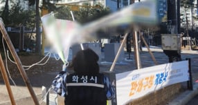 화성특례시 관계자가 불법현수막을 단속하고 있다. /사진제공=화성특례시