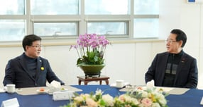 김영록 전라남도지사(오른쪽)가 22일 나주 한국전력공사 본사에서 열린 오찬 간담회에서 김성환 기후에너지환경부 장관에게 전남을 대한민국 에너지 신산업의 거점으로 육성하기 위한 주요 현안을 건의하고 있다./사진제공=전남도