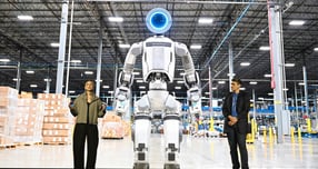 지난 5일(현지시각) 미국 라스베이거스 만달레이 베이 컨벤션 센터에서 열린 CES 2026 현대차그룹 미디어데이에서 보스턴다이나믹스 아야 더빈 휴머노이드 응용전략 담당, 보스턴다이나믹스 잭 재코우스키 아틀라스 개발 총괄이 발표하고 있다. /사진=현대차그룹