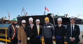 22일 빅터 피델리(Victor Fedeli) 캐나다 온타리오주 경제개발부 장관(왼쪽에서 네번째)이 김희철 한화오션 대표이사(왼쪽에서 다섯 번째) 등과 함께 한화오션이 건조한 잠수함인 장영실함을 배경으로 사진을 찍고 있다. /사진=한화오션