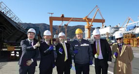 22일 빅터 피델리(Victor Fedeli) 캐나다 온타리오주 경제개발부 장관(왼쪽에서 세번째)이 김희철 한화오션 대표이사(왼쪽에서 네번째) 등과 함께 대형 골리앗 크레인을 배경으로 기념사진을 찍고 있다. /사진=한화오션