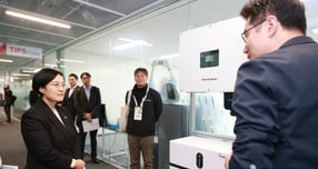 한성숙 중소벤처기업부 장관이 22일 경북 포항 체인지업그라운드에서 열린 '경북-포스코 혁신성장 벤처펀드 결성식' 참석 후 체인지업그라운드 현장을 둘러보고 있다./사진=뉴스