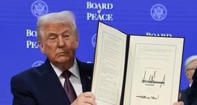 지난 22일(이하 현지시각) 공식 출범한 도널드 트럼프 미국 대통령의 국제기구 평화위원회에 현재 19개국이 공식 참여 의사를 전했다. 사진은 트럼프 대통령이 지난 22일 스위스 다보스에서 열린 평화위원회 출범식에 참석한 모습. /사진=로이터