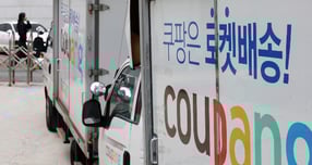 미국 쿠팡 법인 주주들이 쿠팡의 개인정보 유출 사태와 관련해 한국 정부를 상대로 국제투자분쟁(ISDS) 중재의향서를 제출한 이후 시민 여론이 극명하게 갈리고 있다. 사진은 서울 시내의 한 쿠팡 차고지 모습. /사진=뉴시스