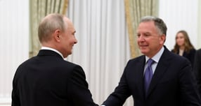 블라디미르 푸틴 러시아 대통령과 미국 대표단이 러시아-우크라이나 전쟁 종전안 관련 회담이 4시간 만에 종료됐다. 사진은 지난 22일(현지시각) 러시아 모스크바 크렘린궁에서 푸틴 대통령(왼쪽)과 미국 대표단이 만난 모습. /사진=로이터