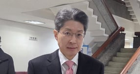 23일 오전 공직선거법 위반 혐의로 기소된 정장수 전 대구시 경제부시장이 선고를 앞두고 대구지법 법정으로 향하고 있다./사진제공=뉴스