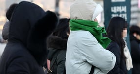 24일 전국은 대체로 맑은 날씨지만 최저기온은 영하 18도까지 떨어진다. 사진은 지난 23일 서울 종로구 세종대로사거리에서 두터운 옷차림을 한 시민들의 모습. /사진=뉴스