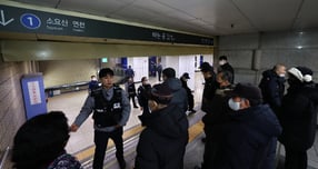 서울 지하철 1·3·5호선 종로3가역에서 다량의 연기가 발생해 시민들이 외부로 대피 중이다. 사진은 23일 오후 서울지히철 1호선 종로3가역에서 발생한 화재로 경찰이 승객의 승강장 진입을 통제하는 모습. /사진=뉴스