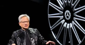 젠슨 황 엔비디아 CEO가 지난 5일(현지시각) 미국 네바다주 라스베이거스 퐁텐블로 호텔에서 열린 엔비디아 CES 2026 라이브에서 기조연설 도중 벤츠와의 협업에 대해 설명하고 있다. /사진=공동취재