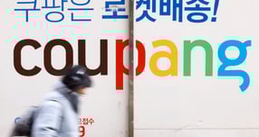 쿠팡 투자사인 그린옥스와 알티미터가 국제투자분쟁(ISDS) 중재의향서 제출과 미국 무역대표부(USTR)에 무역법 301조에 근거한 조사 요청을 병행하며 한국 정부에 대한 압박 수위를 높이고 있다. 사진은 23일 서울시내에 주차된 쿠팡배송 차량 앞을 지나가는 시민의 모습. /사진=뉴스