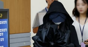 방탄소년단 멤버 뷔와 정국에 관한 허위 영상을 게재한 유튜브 채널 '탈덕수용소' 운영자가 항소심에서도 패소했다. 사진은 유튜브 채널 '탈덕수용소' 운영자가 법원을 나서는 모습. /사진=뉴시스