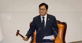 양보다 질 중심의 입법을 위해 국회의원 공천 기준에서 법안 발의 건수를 제외하고, 의원 발의 법안에 대해서도 '입법영향분석'을 의무화하는 방안 등을 적극 검토해야 한다는 지적이 제기된다. 사진은 우원식 국회의장이 지난 15일 서울 여의도 국회에서 열린 제431회 국회(임시회) 제1차 본회의에서 의사봉을 두드리고 있는 모습. /사진=뉴스