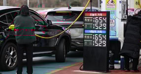 지난 18일 서울 서초구 경부고속도로 만남의광장 휴게소 내 주유소에서 운전자들이 주유를 하고 있다. /사진=뉴스