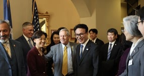 미국을 방문 중인 김민석 국무총리가 22일(현지시간) 미국 워싱턴 DC 소재 미국 국회의사당에서 열린 미 하원 주요인사 초청 오찬 간담회에 참석해 하원 의원들과 대화를 나누고 있다. 김 총리는 이 자리에서 쿠팡 사태와 관련한 질의에 "쿠팡에 대한 차별은 전혀 없다"고 말했다. /사진=총리실