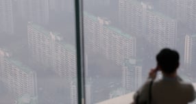 1월 마지막 주에 전국에서 직전 주 대비 2000여가구 물량이 감소한 170가구의 신규 분양이 이뤄진다. 사진은 서울 송파구 롯데월드타워 서울스카이에서 바라본 아파트 단지. /사진=뉴스