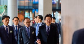 이재명 대통령이 이해찬 민주평화통일자문회의 수석부의장 베트남 출장 중 건강 악화 소식에 조정식 정무특보를 급파했다. 사진은 이 대통령(오른쪽)과 이 수석부의장이 지난해 12월2일 경기 고양시 킨텍스에서 열린 제22기 민주평화통일자문회의 출범회의에 참석한 모습. /사진=뉴스1(대통령실 제공)