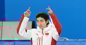 한국 쇼트트랙 국가대표 출신 중국 귀화 선수 린샤오쥔(한국명 임효준)이 다음달에 개최되는 2026 밀라노·코르티나담페초 동계 올림픽에 출전한다. 사진은 지난해 2월8일(현지시각) 중국 헤이룽장성 하얼빈 빙상훈련센터 다목적홀에서 열린 하얼빈 동계아시안게임 쇼트트랙 남자 500m 시상식에서 금메달을 획득한 린샤오쥔의 모습. /사진=뉴스