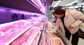 사진은 지난 9일 서울의 한 대형마트 돈육 코너에서 시민들이 장을 보고 있는 모습. 사진은 기사 내용과 직접적인 관계가 없음./사진=뉴스