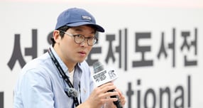  최강록 요리사가 지난해 6월18일 서울 강남구 코엑스에서 '2025 서울국제도서전' 프로그램인 책 강연 '여름, 첫 책' 강연을 하고 있다. /사진=박진희