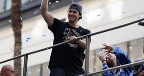 오타니 쇼헤이(LA 다저스)가 2026시즌 선수 파워랭킹 1위를 2년 연속 차지했다. 사진은 지난해 11월3일 미국 캘리포니아주 로스앤젤레스에서 열린 다저스 월드시리즈 우승 퍼레이드에 참석한 오타니가 관중에게 인사한 모습. /사진=로이터 