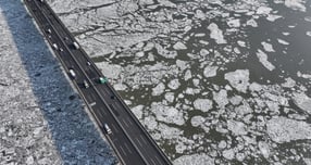 오는 25일 최저기온은 영하 18도까지 떨어져 추운 주말날씨가 될 것으로 보인다. 사진은 지난 23일 경기 김포시 일산대교 일대 한강 위에 유빙이 떠다니는 모습. /사진=뉴스