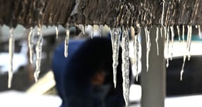 25일 최저기온은 영하 18도에서 영하 2도로 추운 날씨가 이어질 예정이다. 사진은 지난 20일 경기 수원시 영통구 한 아파트 주차장 지붕에 고드름이 언 모습. /사진=뉴시스