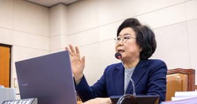 청와대가 이혜훈 기획예산처 장관 후보자 거취 문제에 대해 주말 동안 상황을 살피겠다는 입장을 보였다. 사진은 이 후보자가 지난 23일 서울 여의도 국회에서 열린 제431회국회(임시회) 재정경제기획위원회 인사청문회에 출석해 의원 질의에 답변한 모습. /사진=뉴스