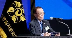 민주평화통일자문회의가 베트남 출장 중 위독한 상태에 처한 이해 민주평통 수석부의장이 아직 의식을 찾지 못했다고 밝혔다. 사진은 이 수석부의장이 지난해 12월2일 경기 고양시 킨텍스에서 열린 제22기 민주평화통일자문회의 출범회의에서 활동방향 보고·의결을 진행한 모습. /사진=뉴시스 