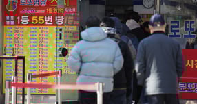 제1208회 로또 1등 당첨 번호는 '6·27·30·36·38·42', 2등 보너스 번호는 '25'로 확인됐으며 당첨금은 1인당 50억171만3625원이다. 사진은 지난 1일 서울 시내 한 복권판매점 앞에서 시민들이 로또를 구매하기 위해 줄을 선 모습. /사진=뉴시스