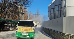 경기 안성시에서 아프리카돼지열병(ASF)이 발생 직후 중수본은 초동대응팀을 즉시 투입해 농장 출입을 통제하고 전두수에 대한 긴급 예방적 살처분 및 매몰 작업 진행과 함께 방역차량 20대를 동원해 집중 소독을 실시하고 있다. /사진제공=안성시 