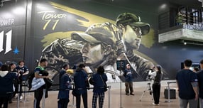 지난해 11월 30일 일본 에스콘필드 홋카이도에서 ‘한일 드림 플레이어즈 게임’이 열렸다.  이 게임은 한국과 일본 프로야구를 대표했던 스타들이 총  출동해 양국의 우정을 이어간다.  사진은 일본 야구팬들이 니혼햄 출신인 오타니와 다르빗슈 그림 앞에서 사진을 찍고 있는 모습. 사진=뉴스1 /사진=(서울=뉴스1) 사진공동취재단