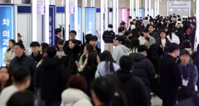 지난해 12월 18일 서울 강남구 코엑스에서 열린 2026학년도 정시 대학입학정보박람회를 찾은 학부모와 입시생들이 각 대학별 부스를 둘러보고 있다. /사진=뉴시스