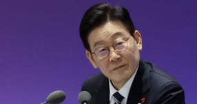  이재명 대통령이 다주택 양도세 중과 유예 연장 없다고 밝혔다. 사진은 지난 23일 울산전시컨벤션센터에서 열린 '울산의 마음을 듣다‘ 타운홀 미팅에서 참석자의 발언을 듣고 있다./사진=뉴스