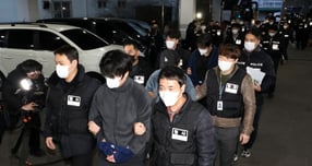 캄보디아에서 대규모 스캠 범죄를 저질러 강제 송환된 한국인 피의자72명에 대해 구속 영장이 청구 됐다. 사진은 지난 23일 오후 부산 동래구 동래경찰서로 압송되는 모습.  /사진=뉴스